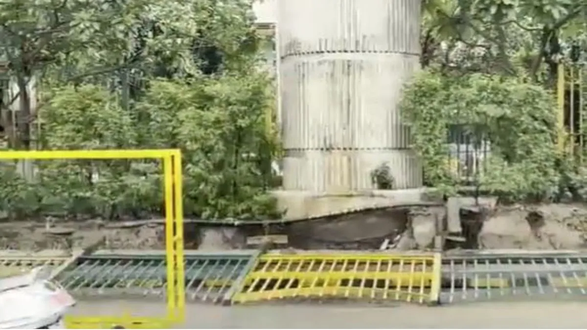 up-news-railing-along-road-divider-collapses-in-noida-after-heavy-rains-traffic-snarls-ensue-watch